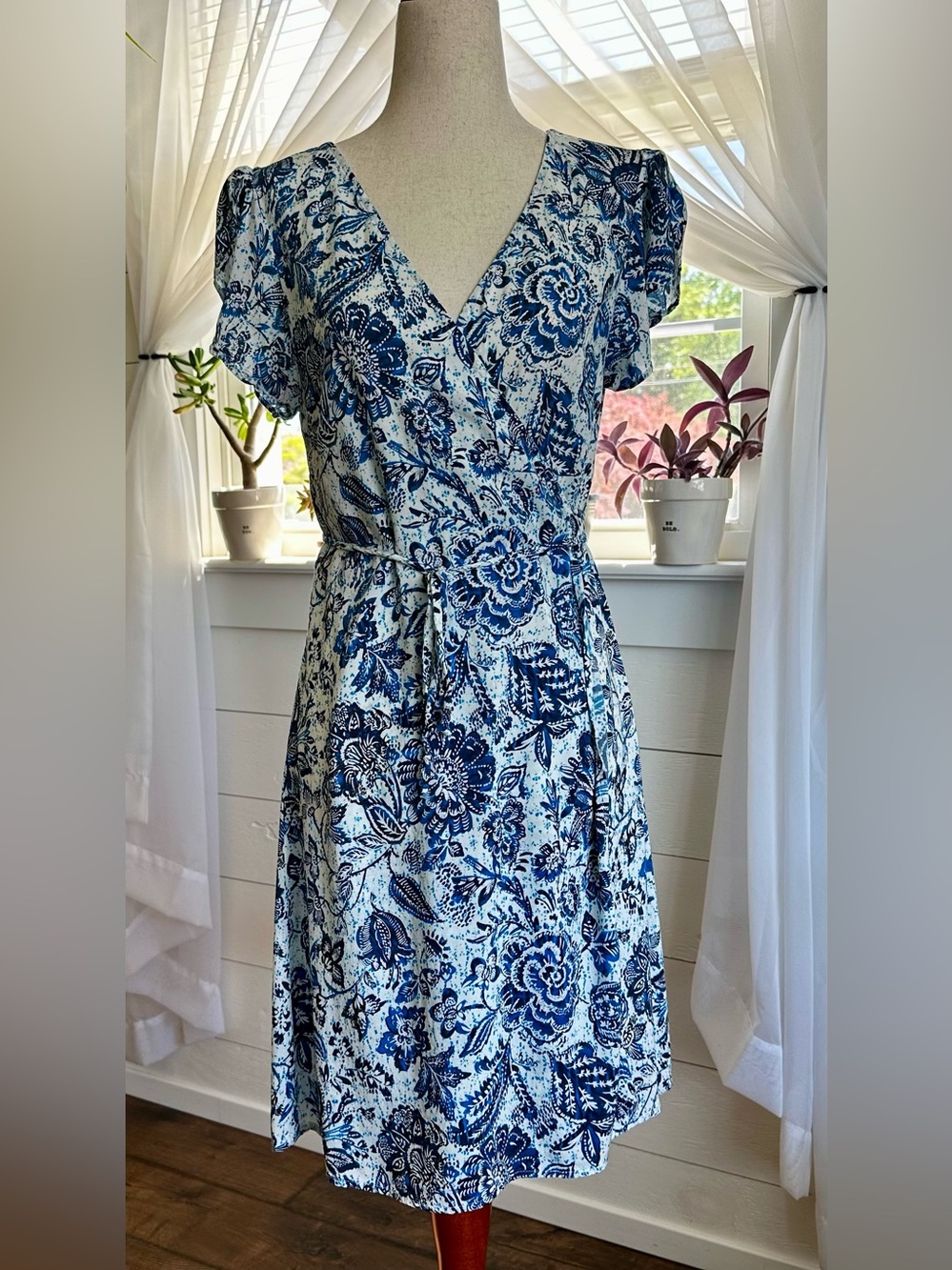 Velvet by Graham & Spencer Coastal Amaury Blue Floral Wrap Dress. 
Size: Small